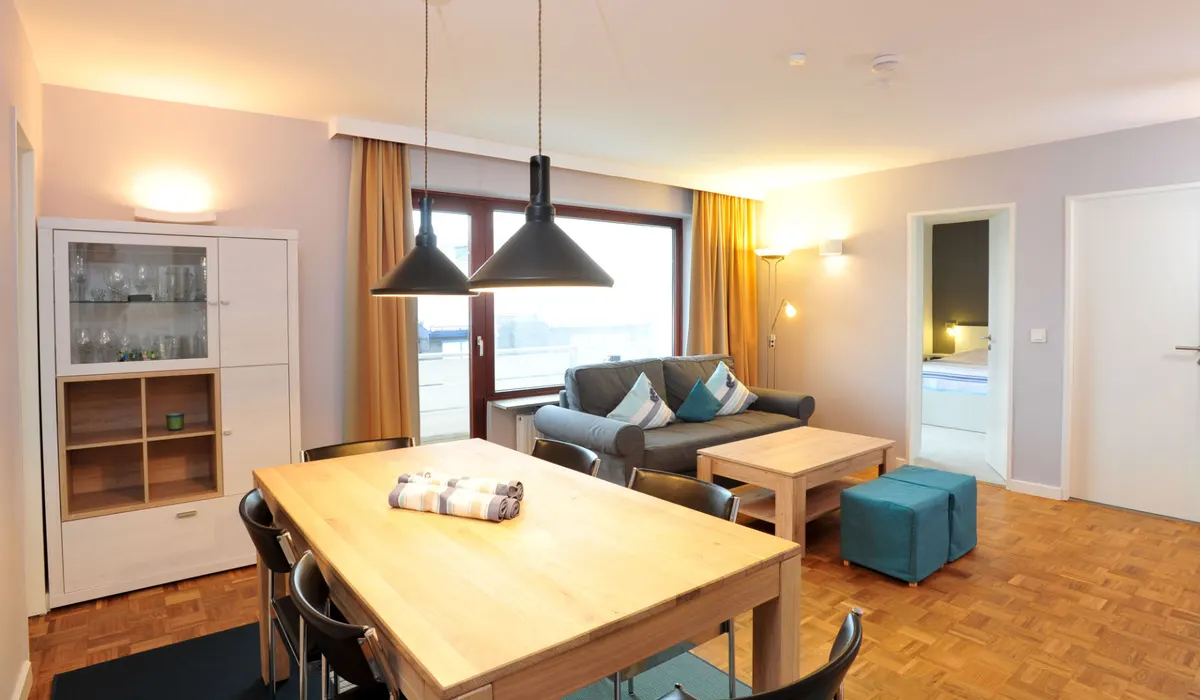 Helles Ferienappartement mit Esstisch, Sofa und Parkettboden